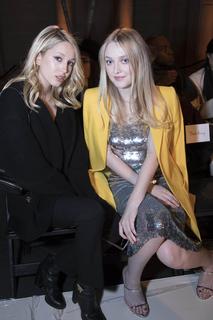 Dakota Fanning feet photo thumbnail
