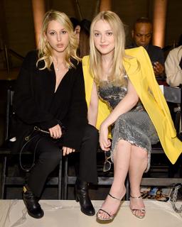 Dakota Fanning feet photo thumbnail