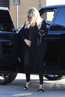 Khloé Kardashian feet photo thumbnail