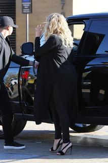 Khloé Kardashian feet photo thumbnail