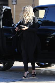 Khloé Kardashian feet photo thumbnail