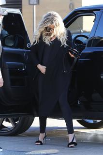 Khloé Kardashian feet photo thumbnail