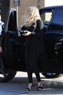 Khloé Kardashian feet photo thumbnail