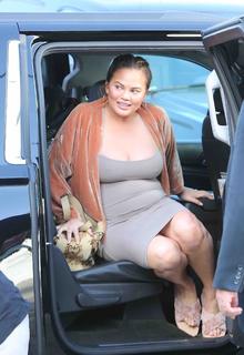 Chrissy Teigen feet photo thumbnail