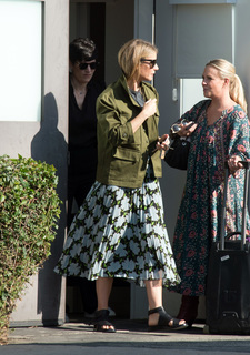 Gwyneth Paltrow feet photo thumbnail