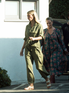 Gwyneth Paltrow feet photo thumbnail
