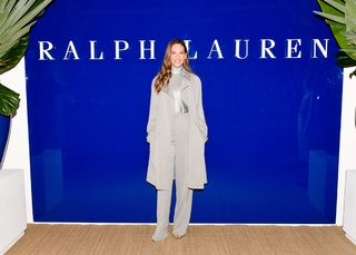 Hilary Swank feet photo thumbnail