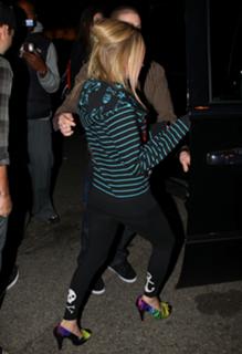 Avril Lavigne feet photo thumbnail