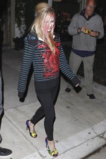 Avril Lavigne feet photo thumbnail