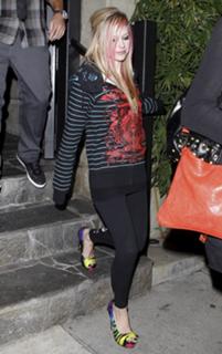 Avril Lavigne feet photo thumbnail