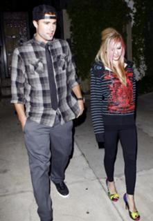 Avril Lavigne feet photo thumbnail