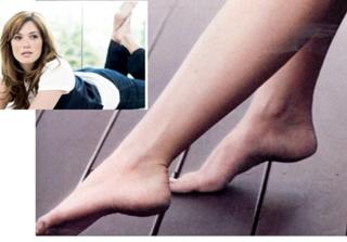 Mandy Moore feet photo thumbnail