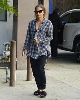 Halle Berry feet photo thumbnail
