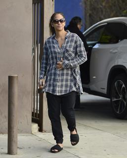 Halle Berry feet photo thumbnail