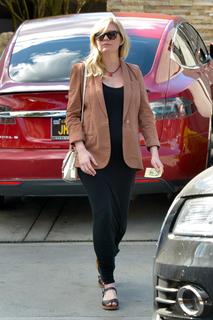 Kirsten Dunst feet photo thumbnail