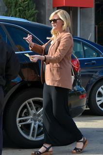 Kirsten Dunst feet photo thumbnail