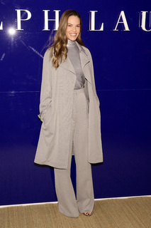 Hilary Swank feet photo thumbnail
