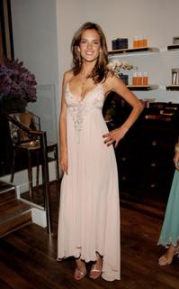 Alessandra Ambrosio feet photo thumbnail