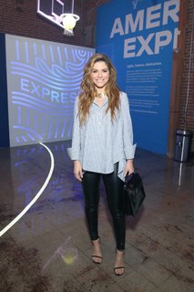 Maria Menounos feet photo thumbnail