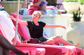Hayden Panettiere feet photo thumbnail