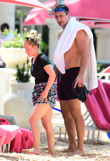 Hayden Panettiere feet photo thumbnail