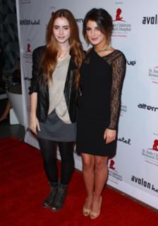 Shenae Grimes-Beech feet photo thumbnail