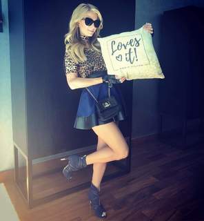 Paris Hilton feet photo thumbnail