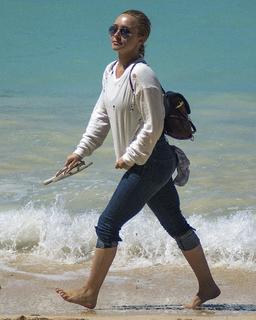 Hayden Panettiere feet photo thumbnail
