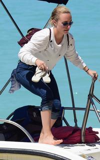 Hayden Panettiere feet photo thumbnail