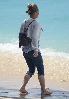 Hayden Panettiere feet photo thumbnail