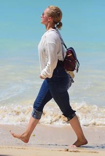 Hayden Panettiere feet photo thumbnail