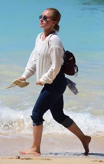 Hayden Panettiere feet photo thumbnail