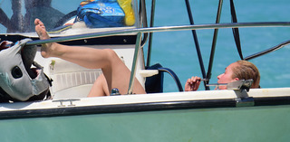 Hayden Panettiere feet photo thumbnail