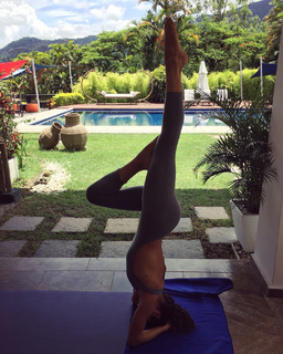 Isis Valverde feet photo thumbnail