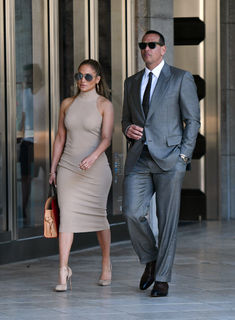 Jennifer Lopez feet photo thumbnail