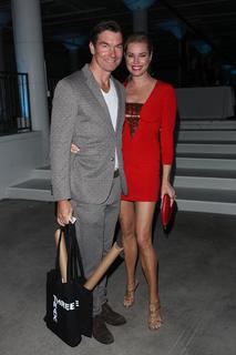 Rebecca Romijn feet photo thumbnail