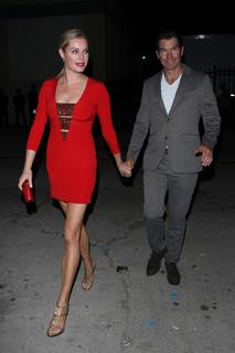 Rebecca Romijn feet photo thumbnail