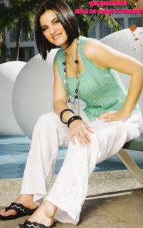 Maite Perroni feet photo thumbnail
