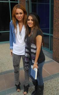 Miley Cyrus feet photo thumbnail