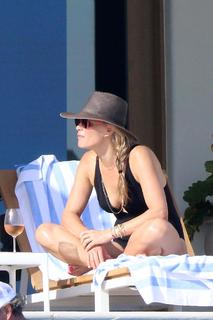 Molly Sims feet photo thumbnail