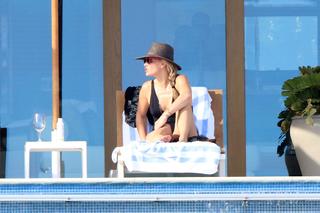 Molly Sims feet photo thumbnail