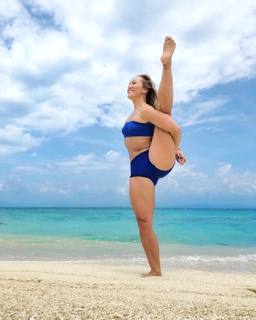 Kino MacGregor feet photo thumbnail