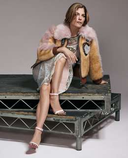 Selma Blair feet photo thumbnail