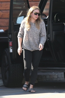 Hilary Duff feet photo thumbnail