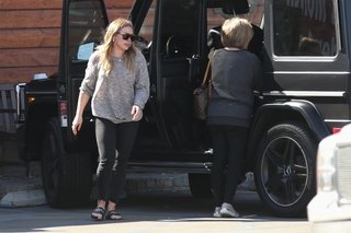 Hilary Duff feet photo thumbnail