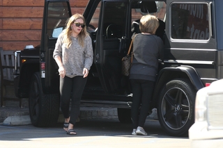 Hilary Duff feet photo thumbnail