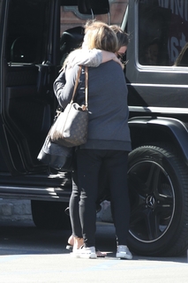Hilary Duff feet photo thumbnail