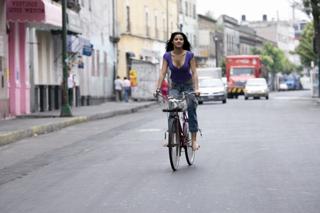 Maite Perroni feet photo thumbnail