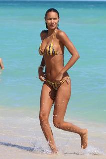 Lais Ribeiro feet photo thumbnail