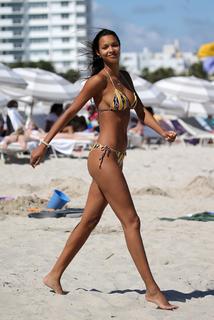 Lais Ribeiro feet photo thumbnail